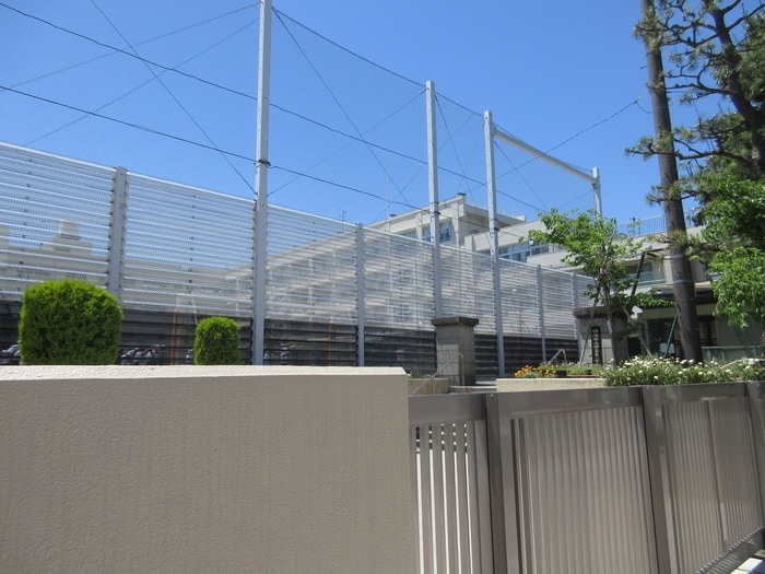 綱島東小学校(小学校)まで320m ガ－デンさつきＢ棟