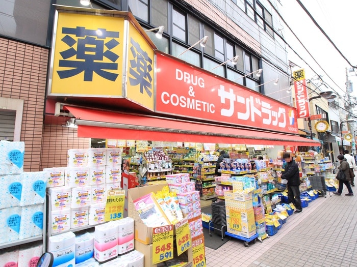 サンドラッグ(ドラッグストア)まで446m ピッコロ西ヶ原