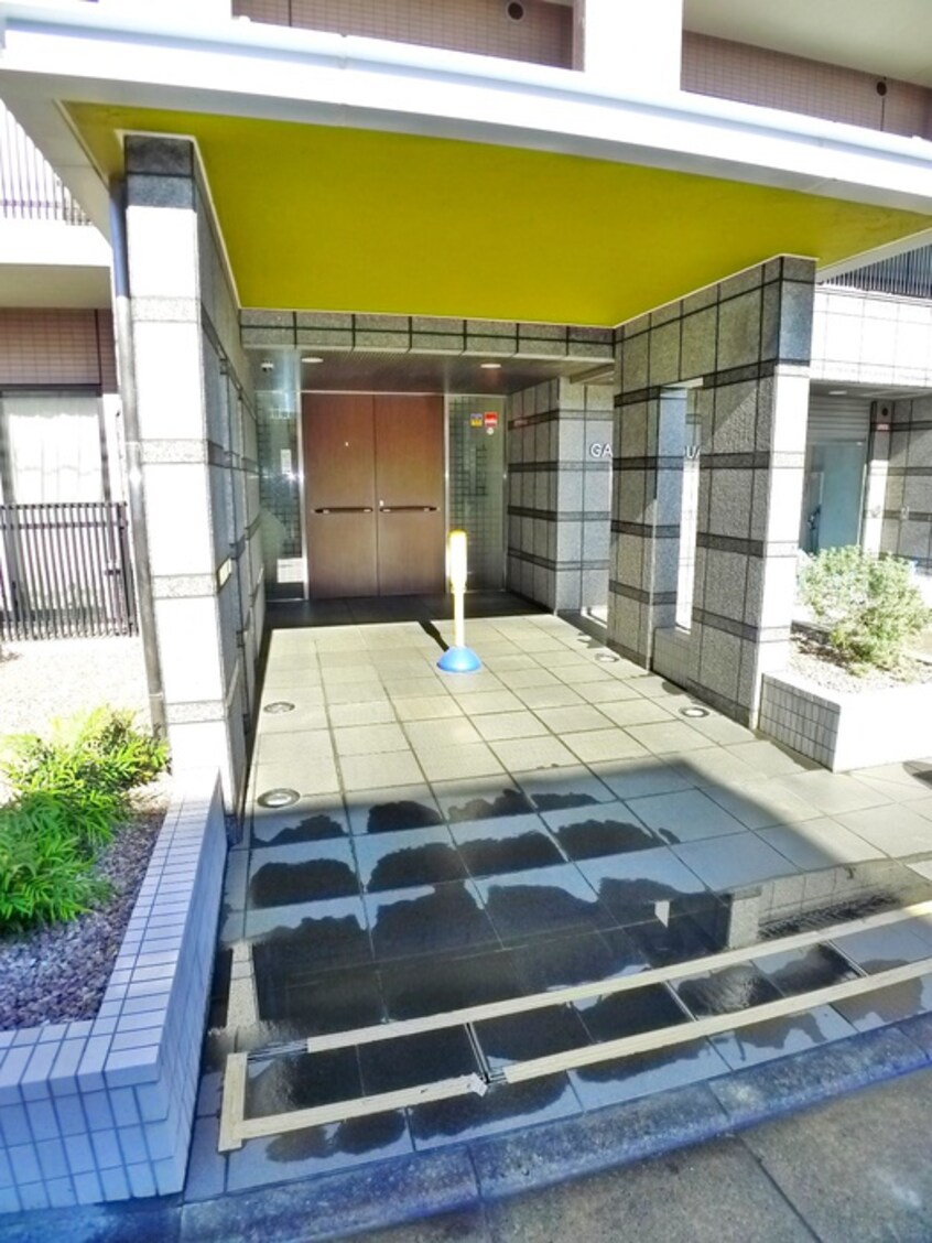 エントランス部分 ＧＡＲＤＥＮ ＳＱＵＡＲＥ