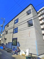 Rising Court