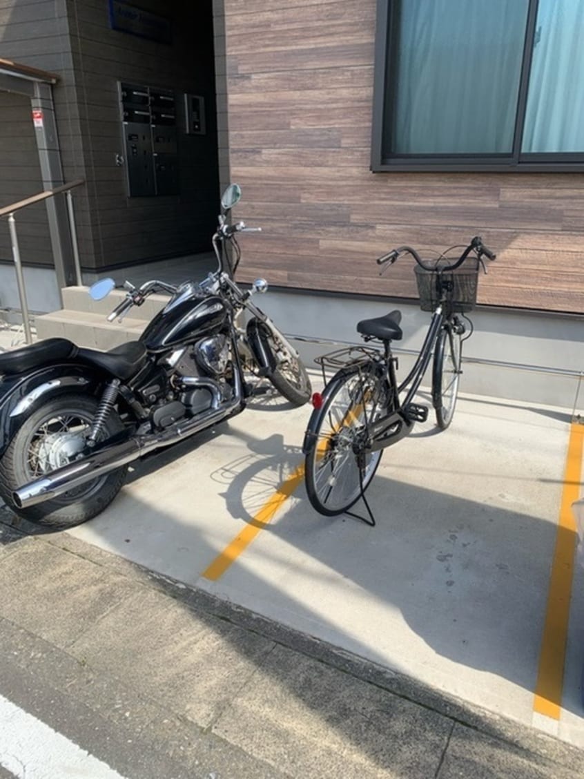 バイク置き場 アヴニールヤマナカ
