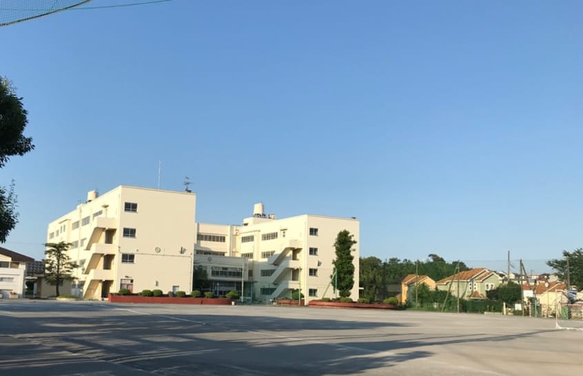 横須賀市立鴨居中学校(中学校/中等教育学校)まで1305m 臨海ハウス