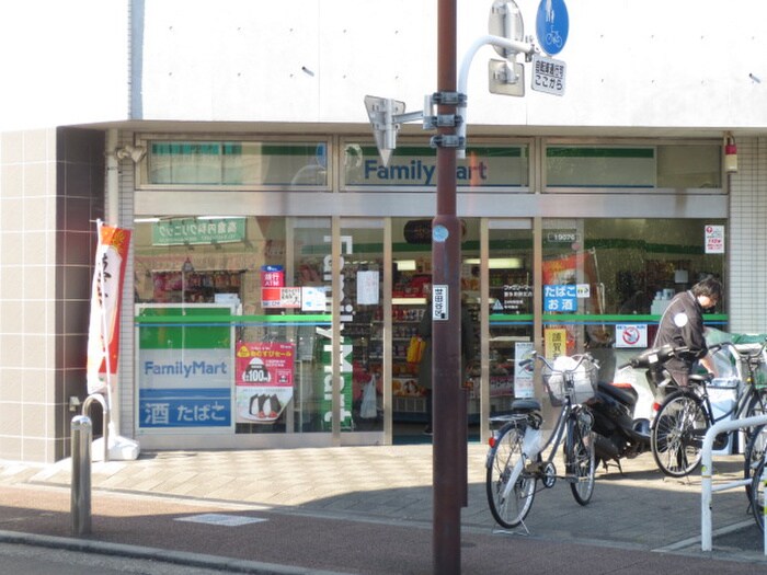 ファミリーマート 喜多見駅北店(コンビニ)まで750m MITSUIKE　GARDEN