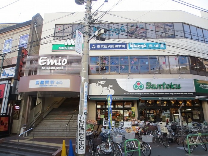 三徳(スーパー)まで118m グラストンベリー