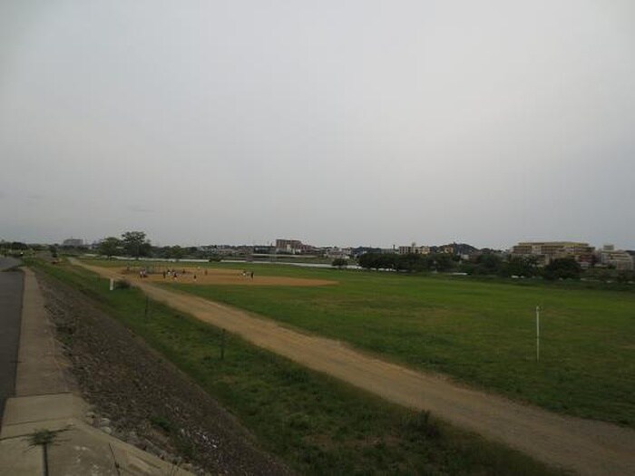 和泉多摩川河川敷(公園)まで1100m コーポ青葉