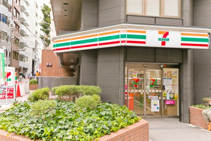 セブンイレブン 新宿御苑前本通り店(コンビニ)まで133m S-RESIDENCE新宿御苑