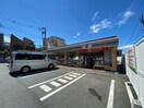 セブンイレブン 横浜大久保3丁目店(コンビニ)まで300m フローラ大久保