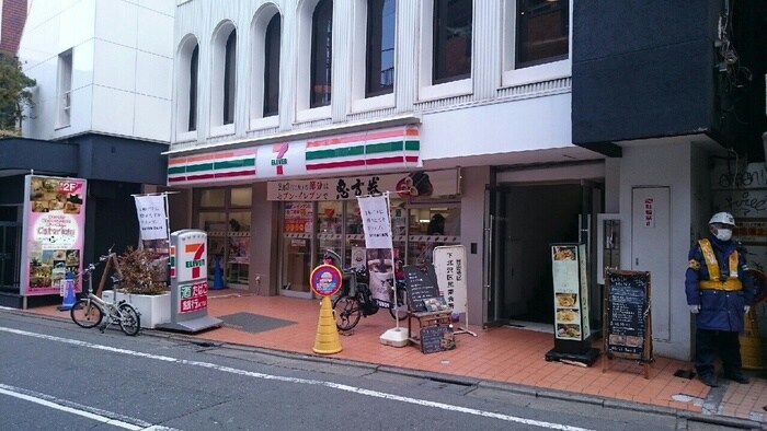 セブンイレブン世田谷下北沢駅前店(コンビニ)まで225m 北沢エステ