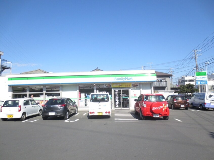 ファミリーマート(コンビニ)まで583m Ｍａｒｅ　ＬｕｃｅＡ
