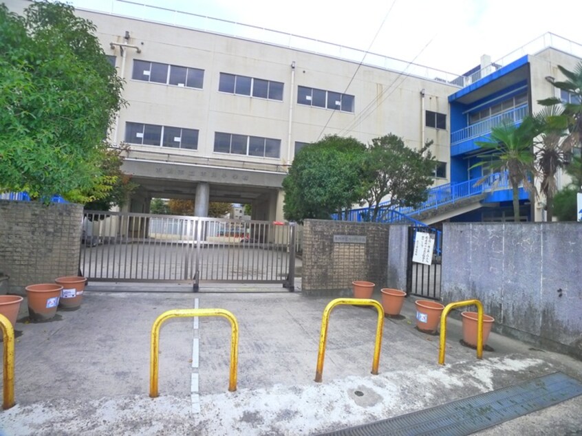市立市川小学校(小学校)まで193m Ｒｕｓｃｅｌｌｉａ市川