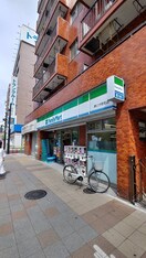 ファミリーマート勝どき駅前店(コンビニ)まで110m アヴァンテ勝どき