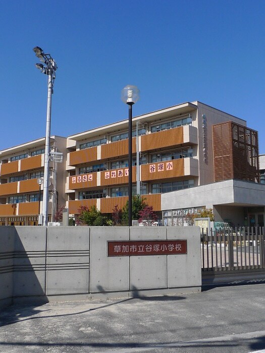 谷塚小学校(小学校)まで450m ＹＳＣ（１Ｆ）