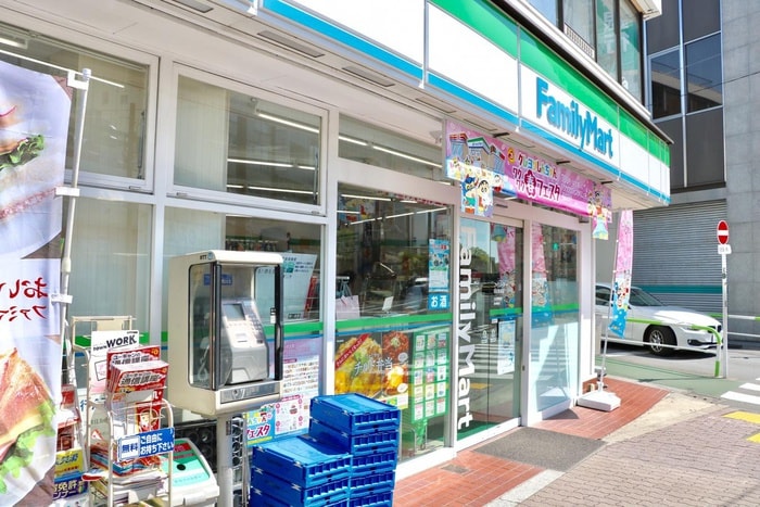 ファミリーマート目白駅前店(コンビニ)まで374m R.Hours mejiro ave.(903)