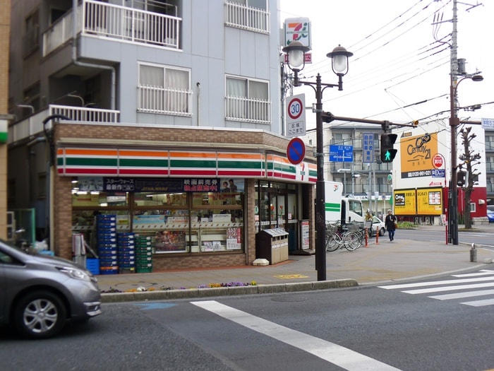 7イレブン(コンビニ)まで450m フラワ－ハイツ