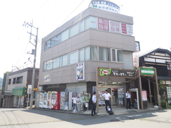 ベイスターズマート(コンビニ)まで1900m サカヤ住宅