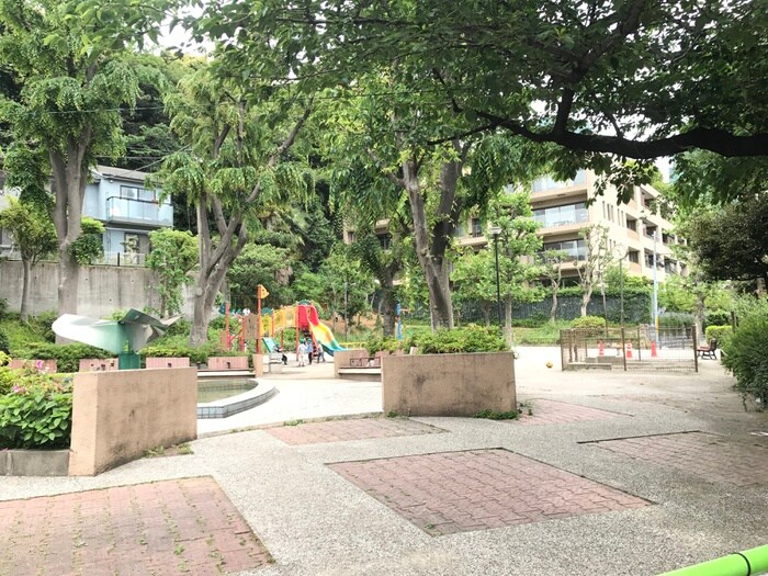 狸穴公園(公園)まで230m ウインザーコート麻布十番