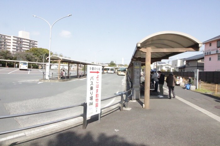 鶴ヶ峰バスターミナル(公園)まで1000m スカイヒルズ鶴ヶ峰