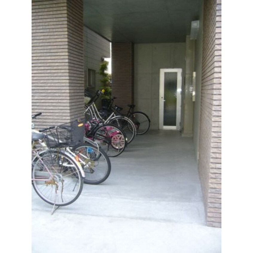 駐輪場 モノリスビル