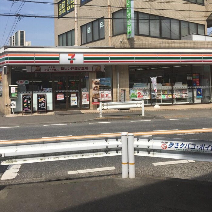 セブン-イレブン 立川武蔵砂川駅前店(コンビニ)まで800m エイトハウス