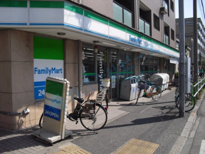 ファミリーマート(コンビニ)まで202m ビラ・アイオイ