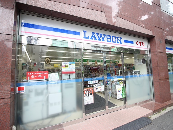 ローソン 春日駅前店(コンビニ)まで105m クオリア小石川（701）