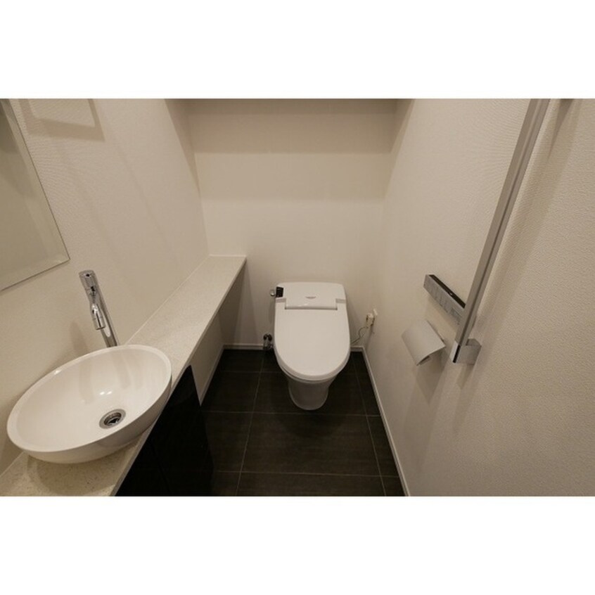 トイレ ｺﾝﾌｫﾘｱ新宿ｲｰｽﾄｻｲﾄﾞﾀﾜｰ