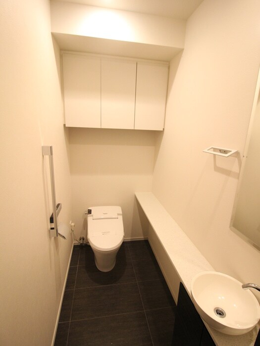 トイレ ｺﾝﾌｫﾘｱ新宿ｲｰｽﾄｻｲﾄﾞﾀﾜｰ