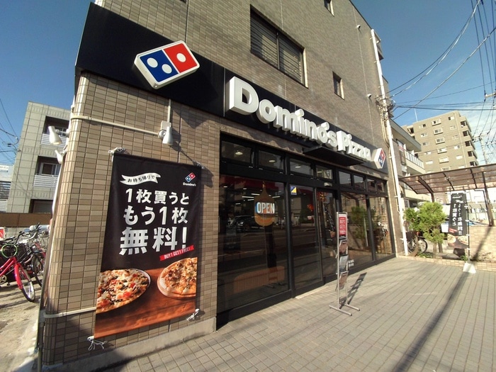 ドミノピザ草加氷川町店(その他飲食（ファミレスなど）)まで400m プラティーク・キューヴ