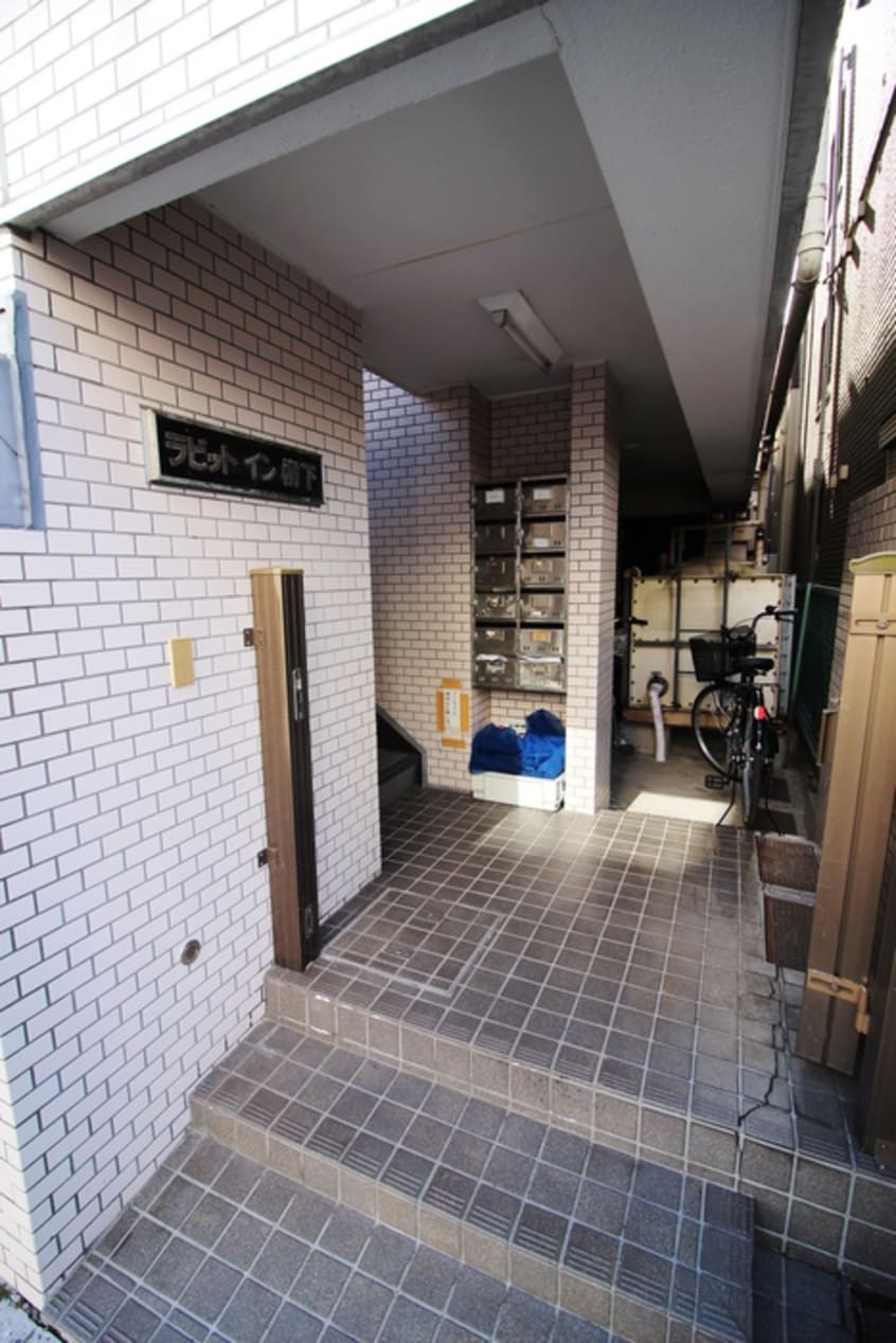 エントランス部分 ラビットイン柳下