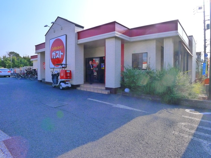 ガスト(その他飲食（ファミレスなど）)まで125m ミヨシマンション