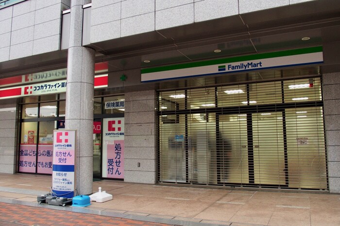 ファミリーマート サンリオピューロランド前店(コンビニ)まで206m トラストビラ多摩センター