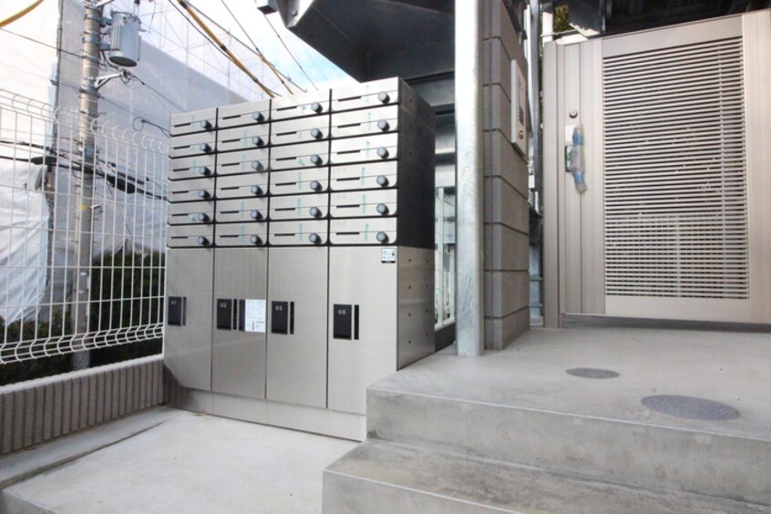 エントランス部分 リポス瀬谷C棟