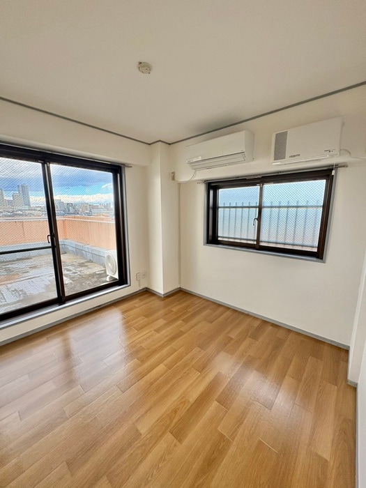 廊下 ルルド・タカハラ