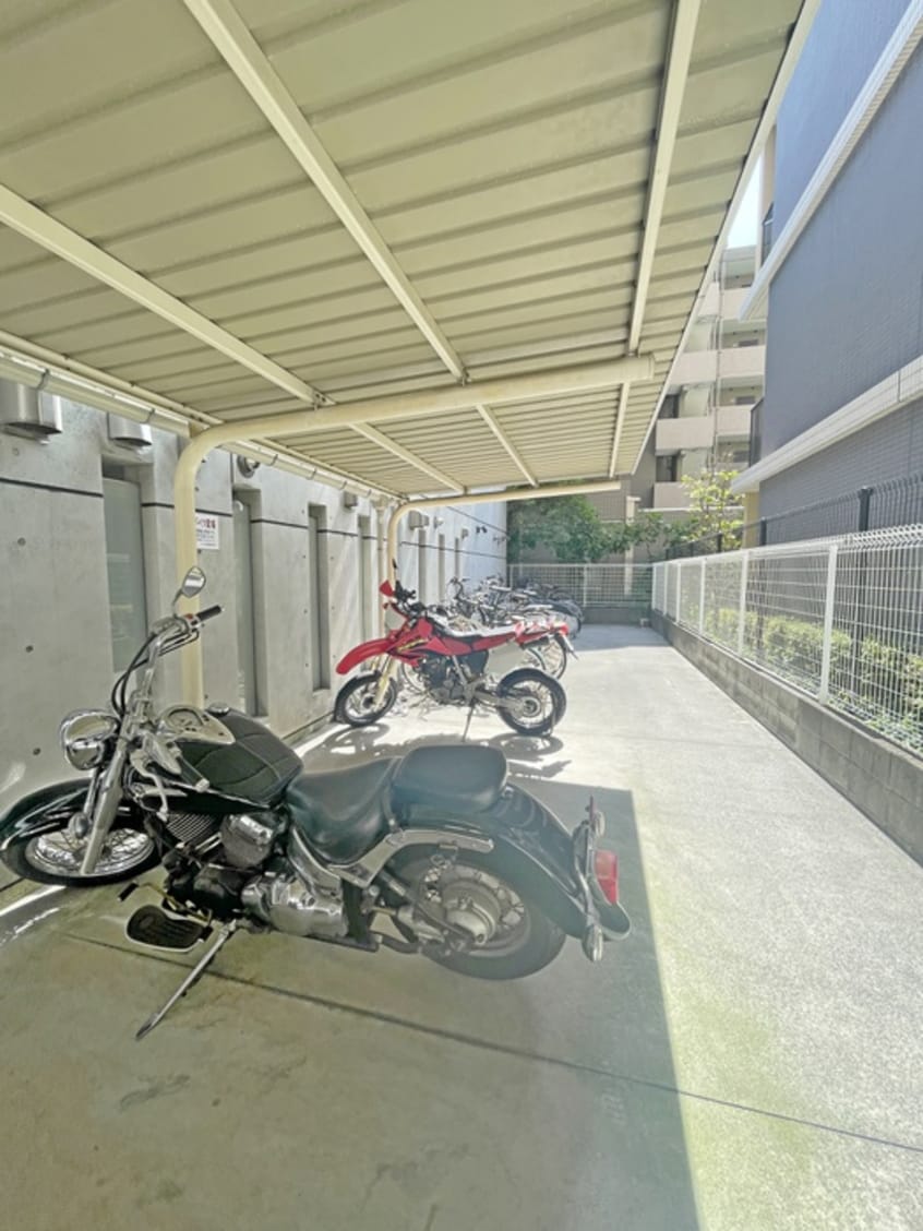 バイク置き場 ZESTY小豆沢公園
