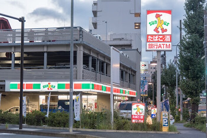 ファミリーマート 横浜千歳橋店(コンビニ)まで500m パークアクシス横浜阪東橋