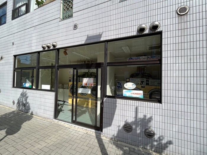 コインランドリー(ディスカウントショップ)まで120m ボンナチュール入谷
