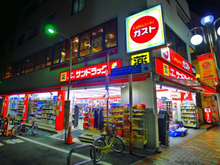 ガスト(その他飲食（ファミレスなど）)まで180m 四谷荘
