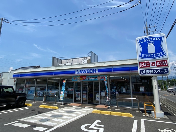ローソン南足柄中丸店(コンビニ)まで800m エスポア－ル