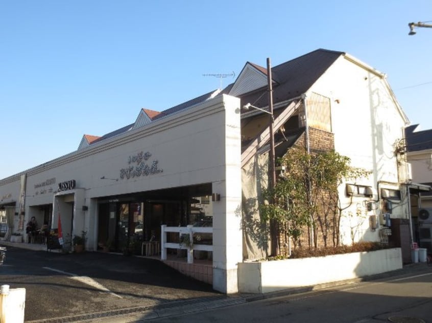 ひげのぱん屋(その他飲食（ファミレスなど）)まで320m ベルレ－ヌ