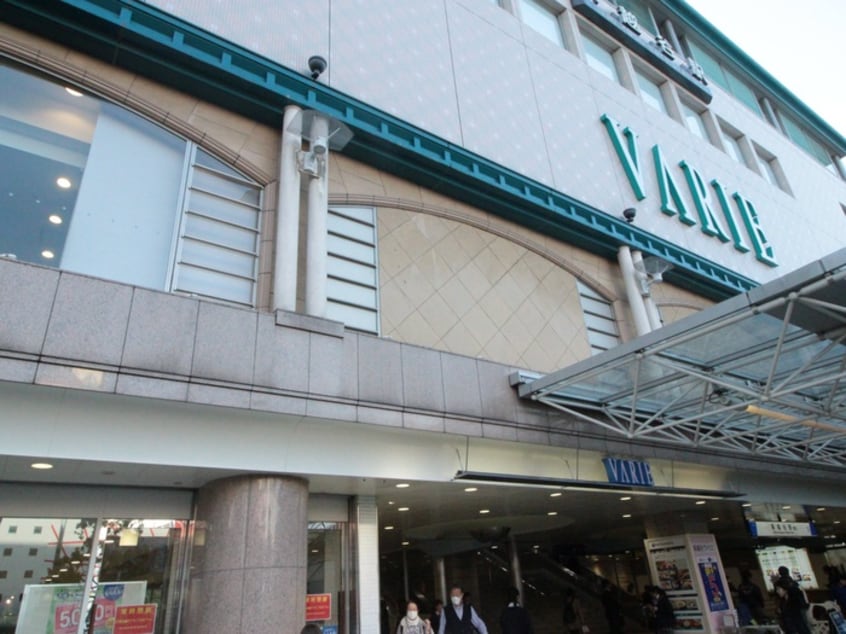 ヴァリエ新越谷駅(デパート)まで120m かさぷらた