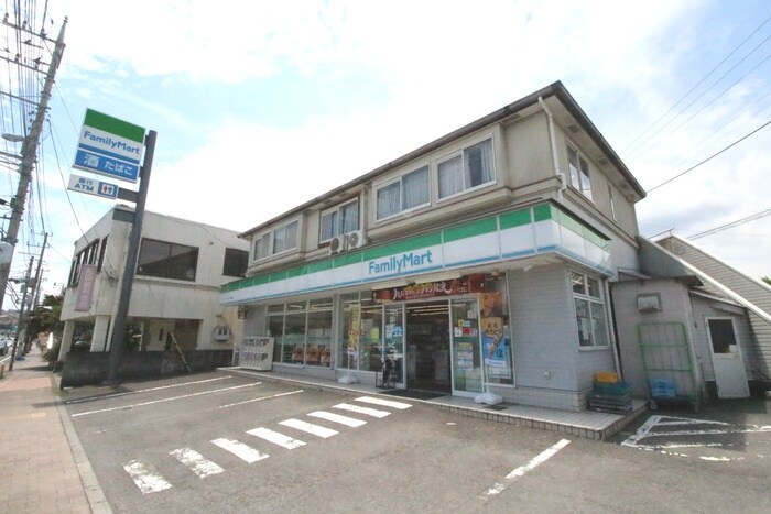 ファミリーマート小田原おかべ店(コンビニ)まで500m ロ－ズガ－デンＡ