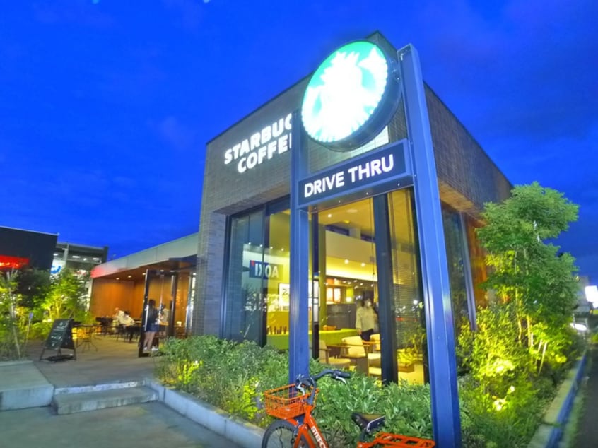 スターバックス(カフェ)まで1100m パインリーブス