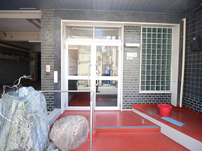 エントランス部分 生駒荘