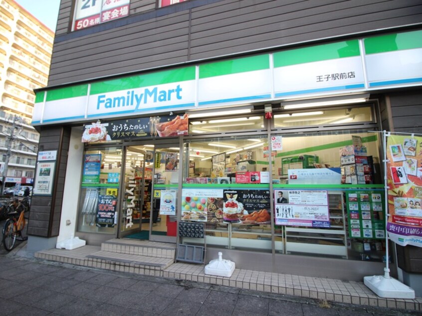 ファミリーマート王子駅前店(コンビニ)まで260m CREAL王子North