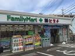 ファミリーマート 薬ヒグチ川崎戸手本町店(コンビニ)まで64m エムエイパレス戸手