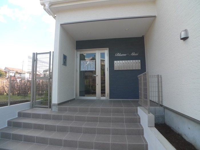 エントランス部分 ブル－メ・アカイ