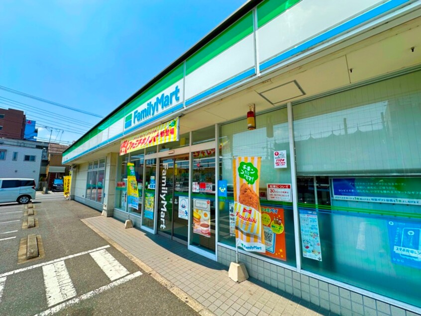 ファミリーマート(コンビニ)まで240m ブルーローズ