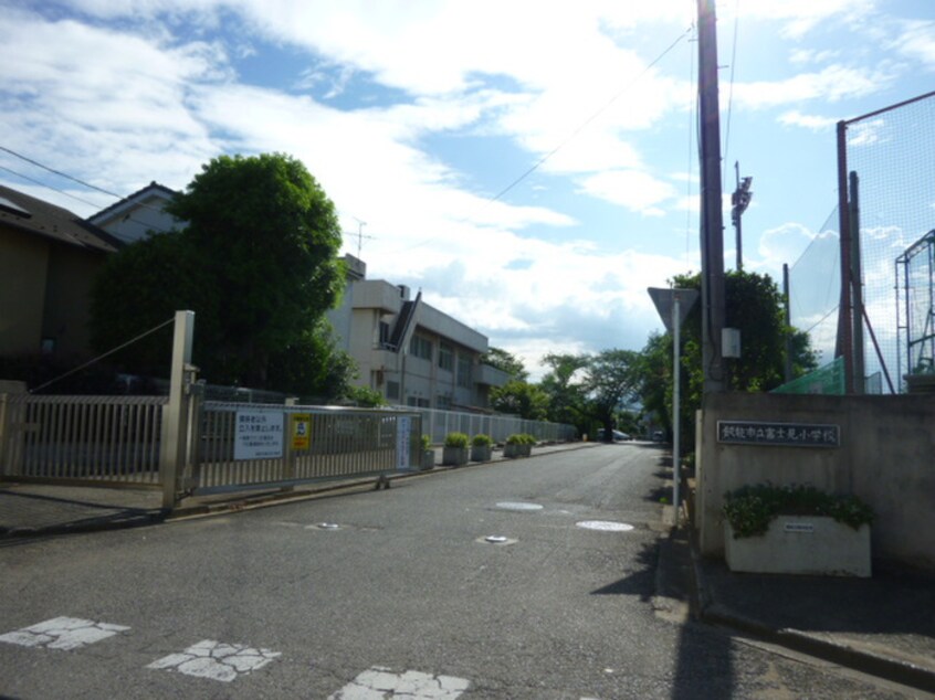 富士見小学校(小学校)まで356m グレースハイツ新町Ⅰ