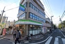 ファミリーマート　上井草駅前店(コンビニ)まで348m プリメ－ル石神井
