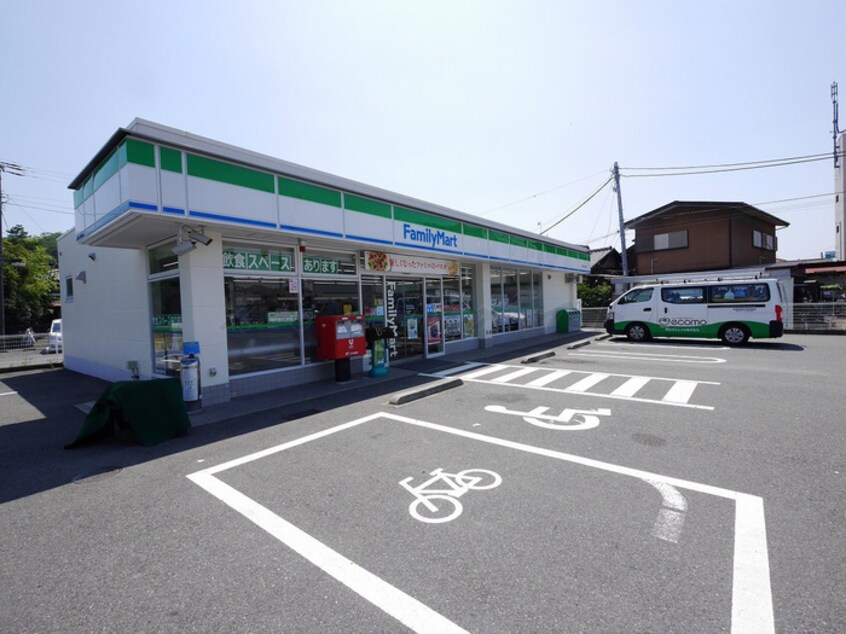 ファミリーマート本郷小学校前店(コンビニ)まで60m ボナール本郷台